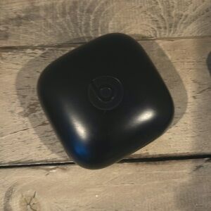 Beats earpods, basically new. In good condition